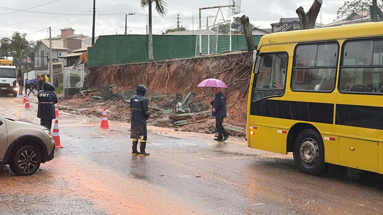 ▶️ Muro de escola desaba durante forte chuva