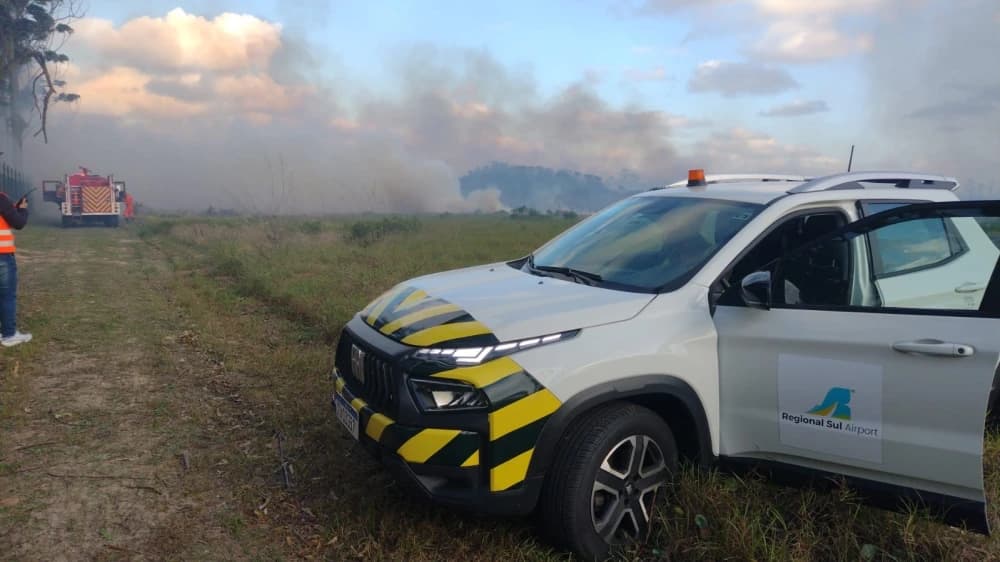 Incêndio avança em direção ao Aeroporto de Jaguaruna, mas não afeta voos