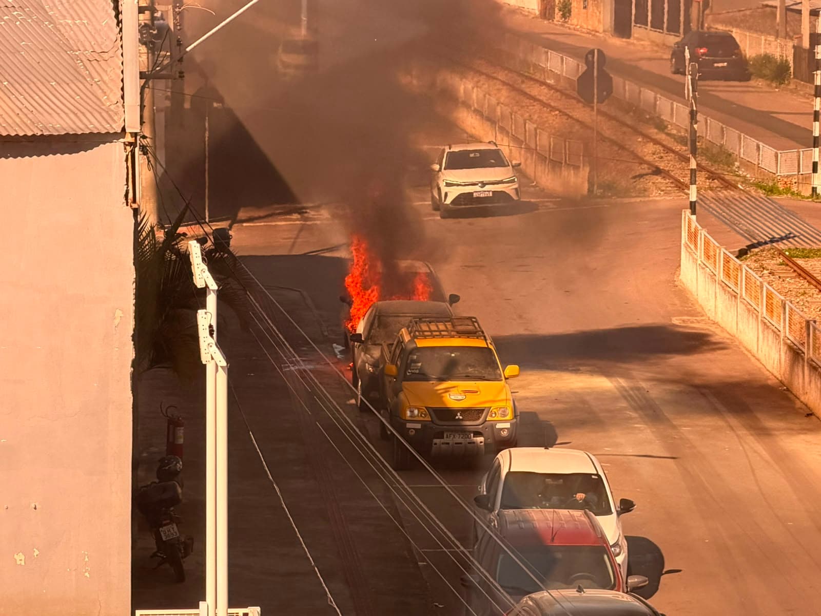 Carro pega fogo e chamas atingem segundo veículo