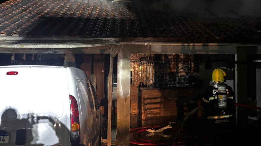 Incêndio atinge comércio e bombeiros evitam que fogo chegue a residência