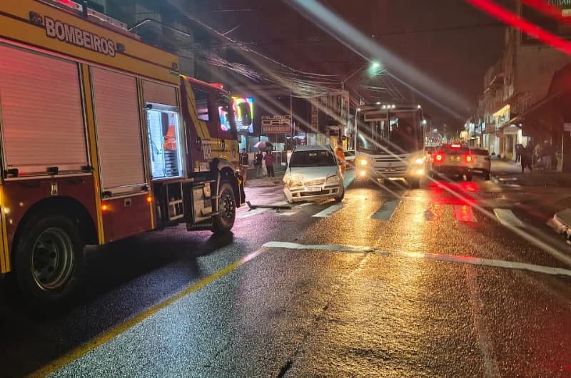 Idosa fica ferida após carros colidirem e um atingir poste