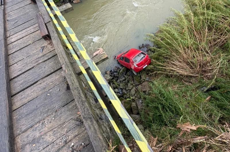 Idoso sobrevive após carro despencar de ponte de 15 metros