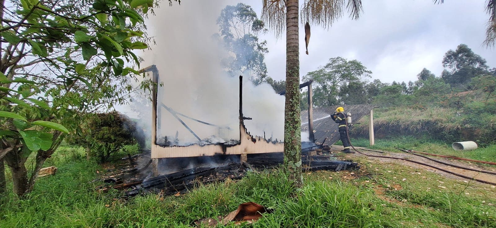 Casa de madeira é destruída por incêndio