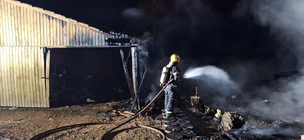 Incêndio destrói lanchonete durante a madrugada