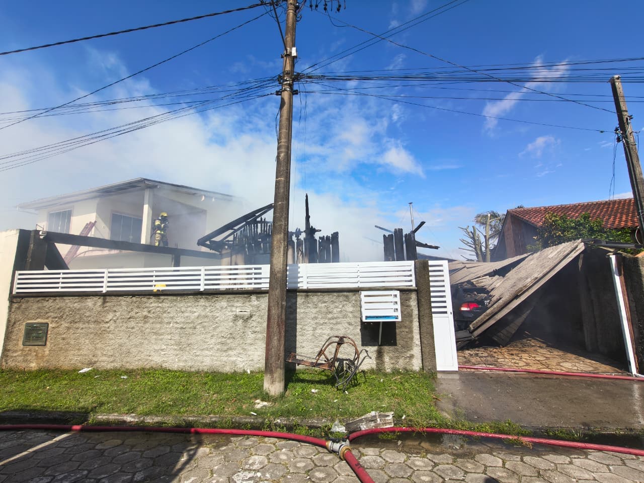 Mulher teria incendiado a própria casa durante surto