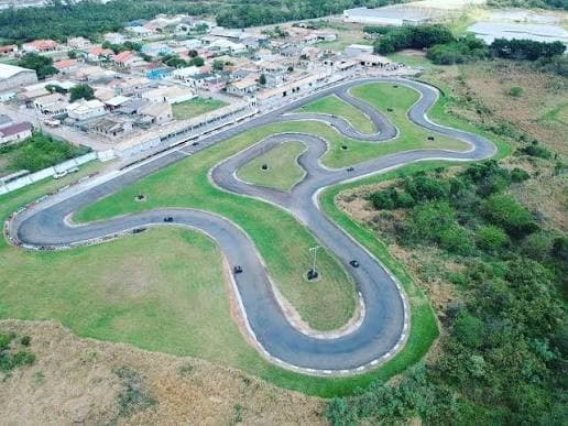 Kart rodopia na pista, atinge jovem e deixa suspeita de fratura