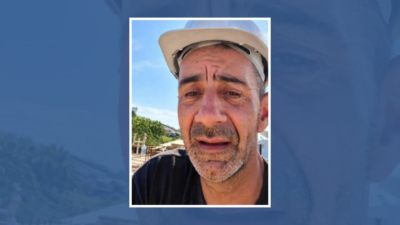 Homem é encontrado morto com sinais de violência e duas facas ao lado em praia