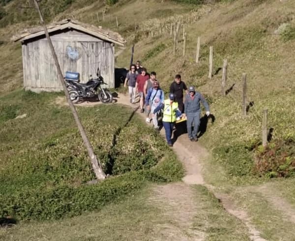 Pescador é arrastado pelo mar e fica ferido em costão