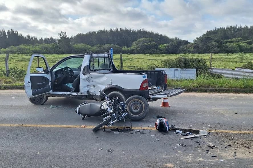 Motorista sem habilitação faz retorno proibido e deixa motociclista gravemente ferido