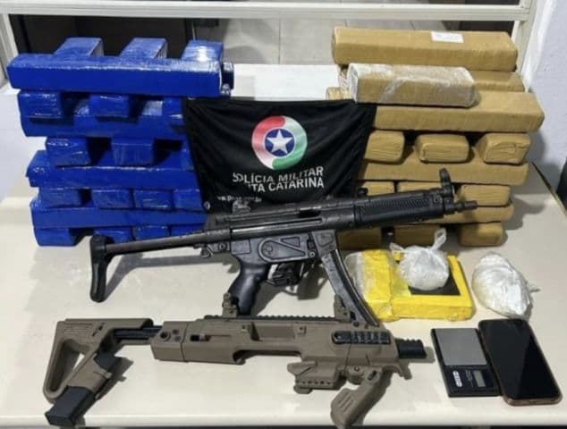 Mulher é presa com submetralhadora e quase 40 quilos de drogas
