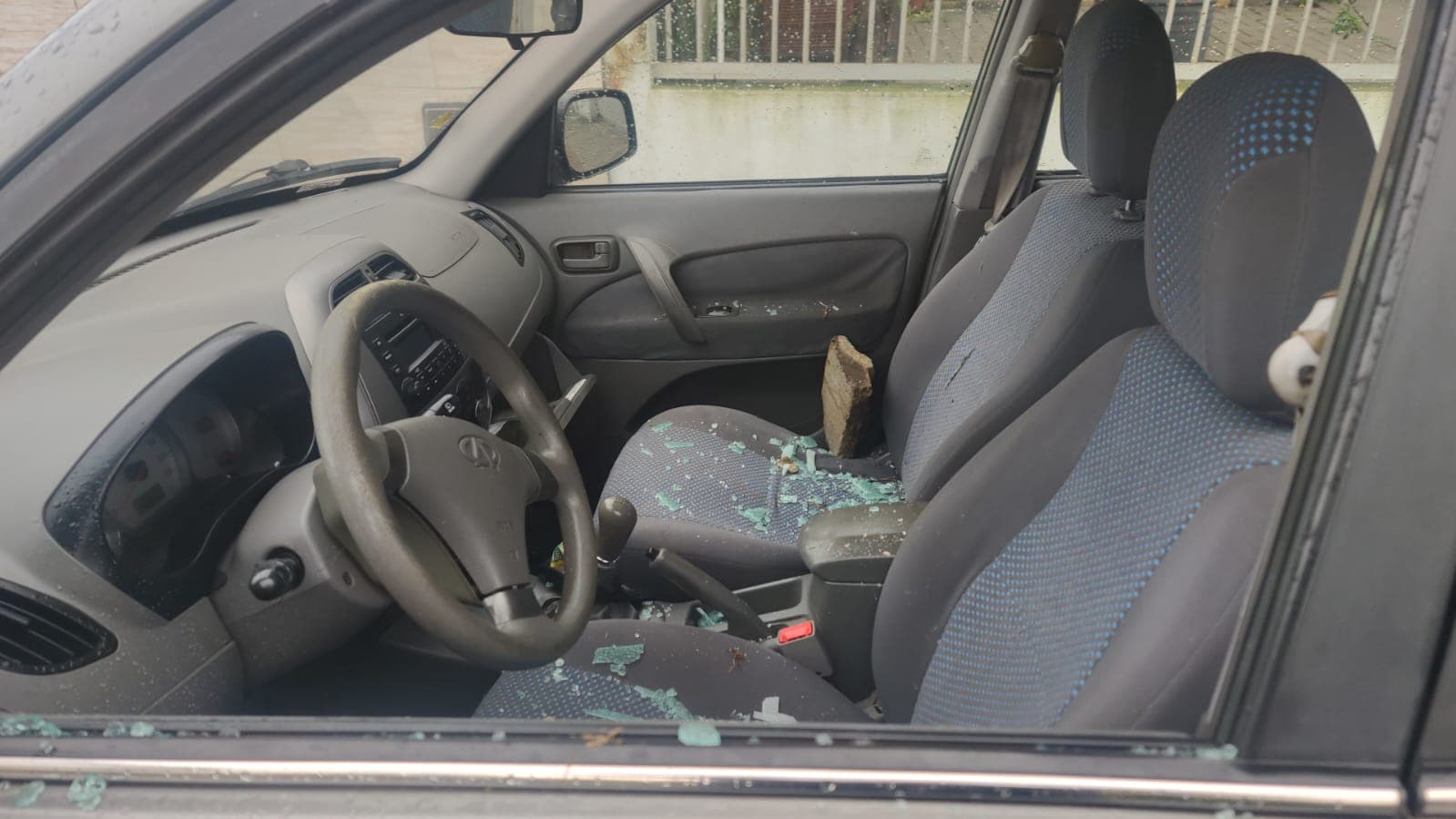 Tijolo é usado para quebrar janelas de carro durante tentativa de furto
