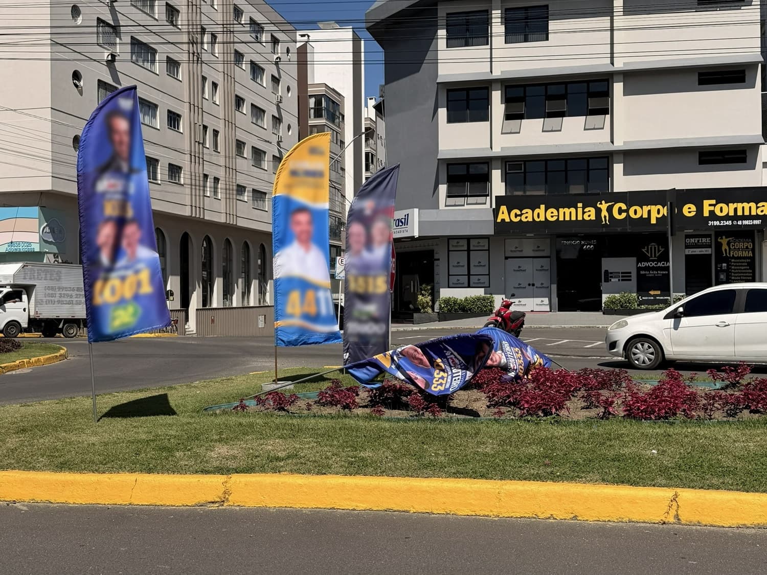 Bonecos de candidatos são proibidos em canteiros e calçadas; entenda as regras para windbanners