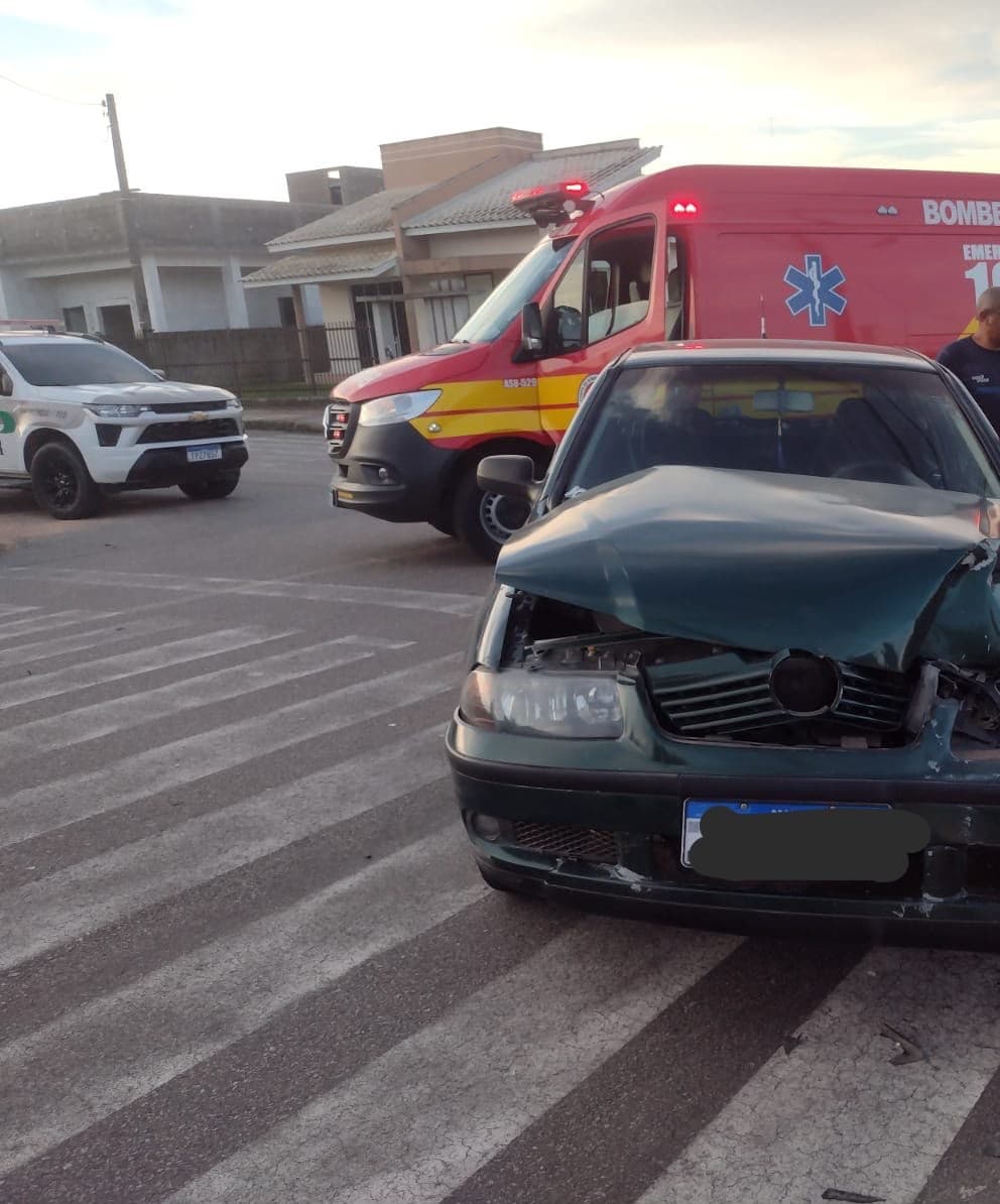 Bebê de cinco meses é levado ao hospital após acidente entre carros