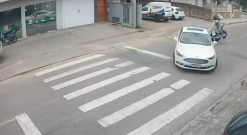 ▶️ Motociclista é arremessado sobre carro após colisão