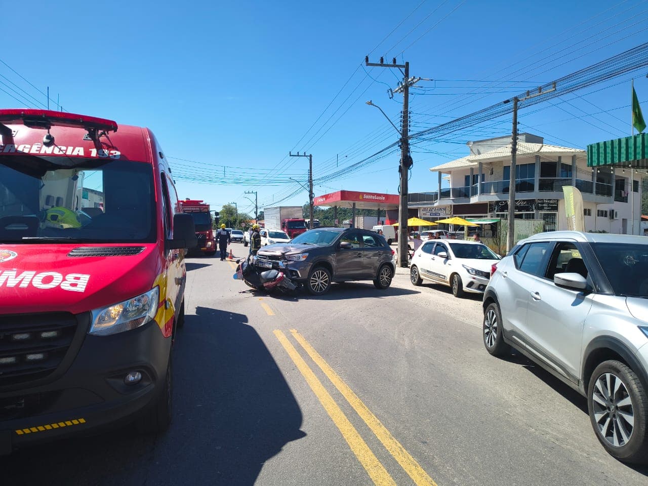 Colisão entre carro e moto deixa dois feridos