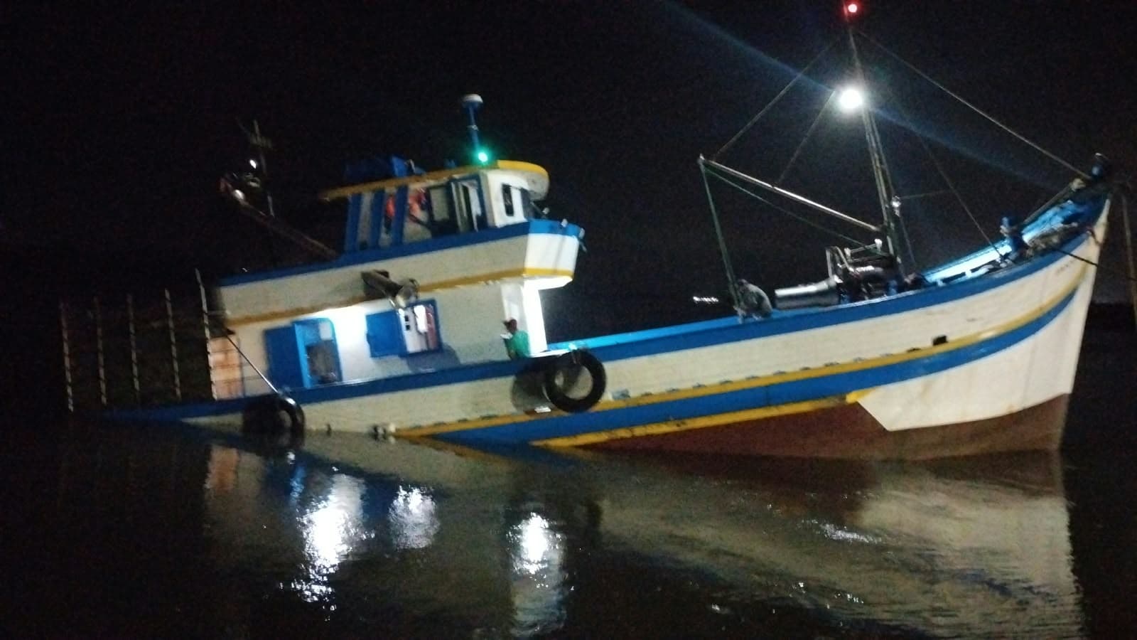 Barco bate contra pedras e começa a afundar após entrada de água