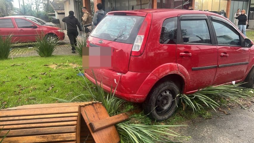 Homem é contido por populares após perseguição e colisões
