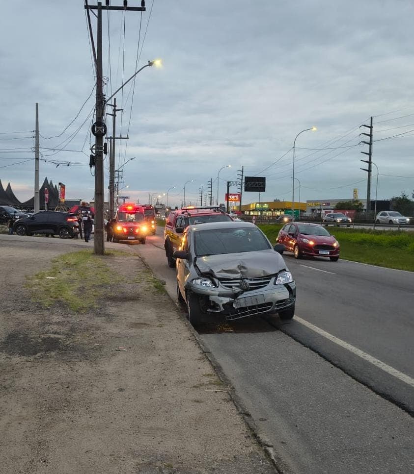Criança de um ano fica ferida em acidente entre dois carros na marginal da BR-101