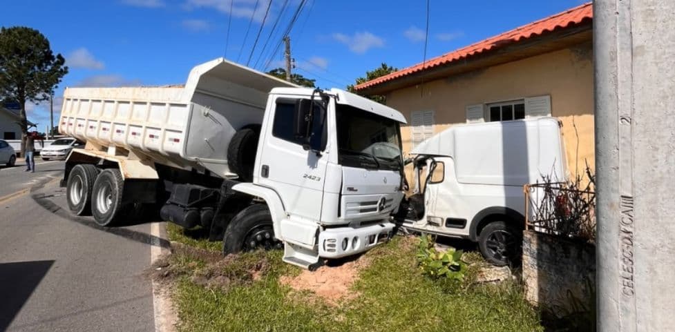 Motorista fica preso às ferragens após carro ser arrastado, derrubar muro e atingir casa