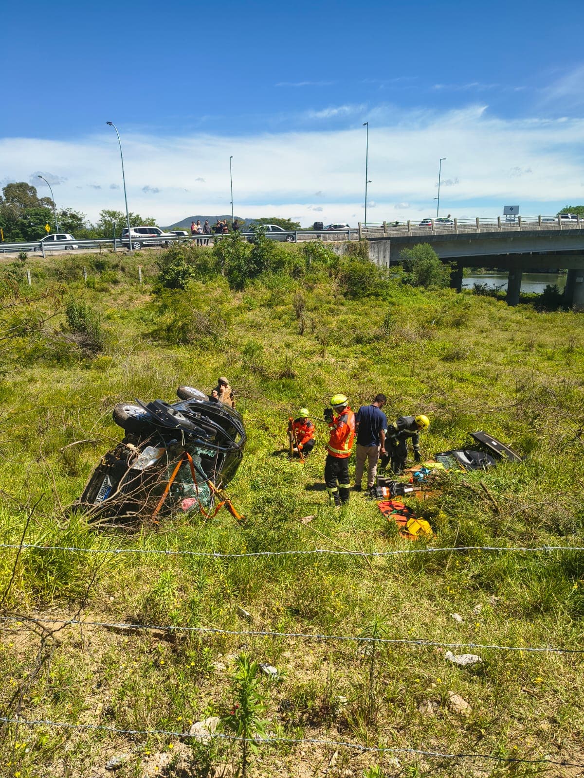Capotamento deixa quatro feridos, incluindo duas crianças, na Ponte da Amizade
