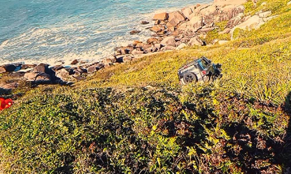 Motorista perde o controle e carro cai em barranco na Pedra do Frade