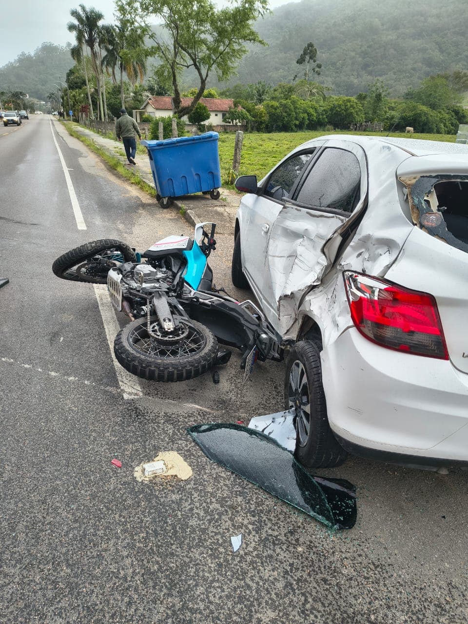 Colisão entre carro e moto deixa duas pessoas feridas na SC-390