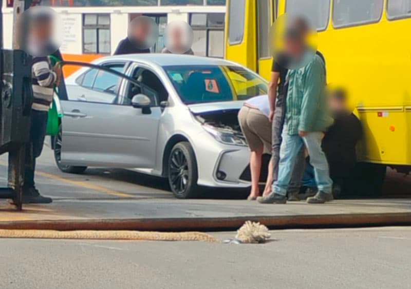 Carro enguiça sobre balsa e acaba batendo em ônibus