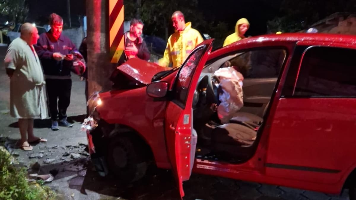 Carro bate em poste e impacto quebra estrutura