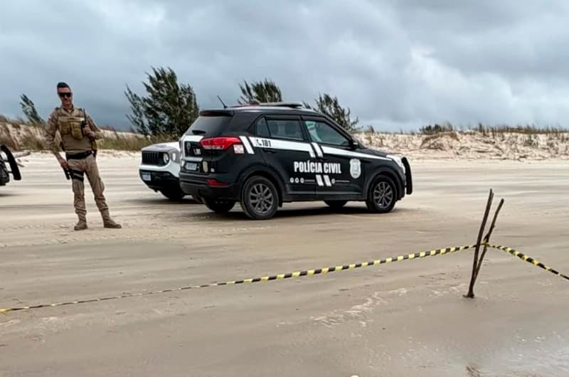 Homem é encontrado morto e sem roupas na beira-mar