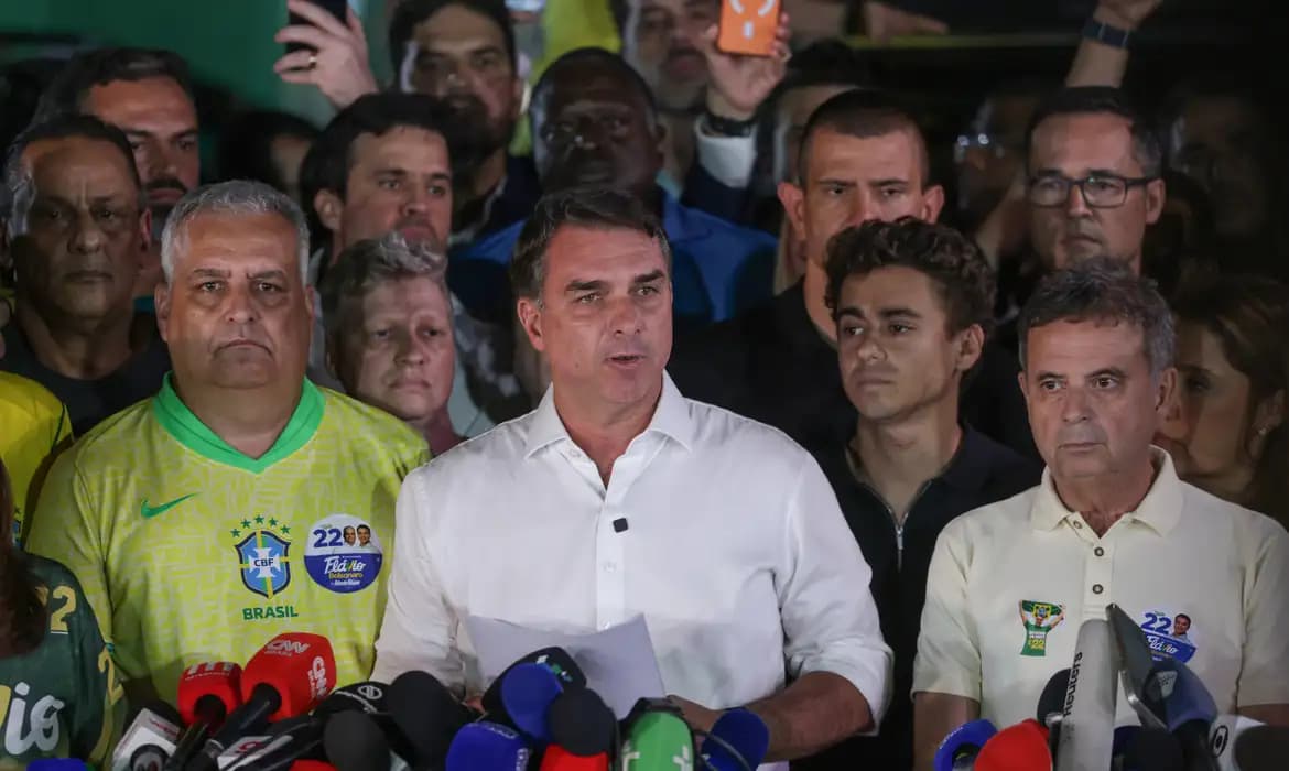 Flávio Bolsonaro é proibido de deixar o Brasil; PL reconhece vitória de Lula