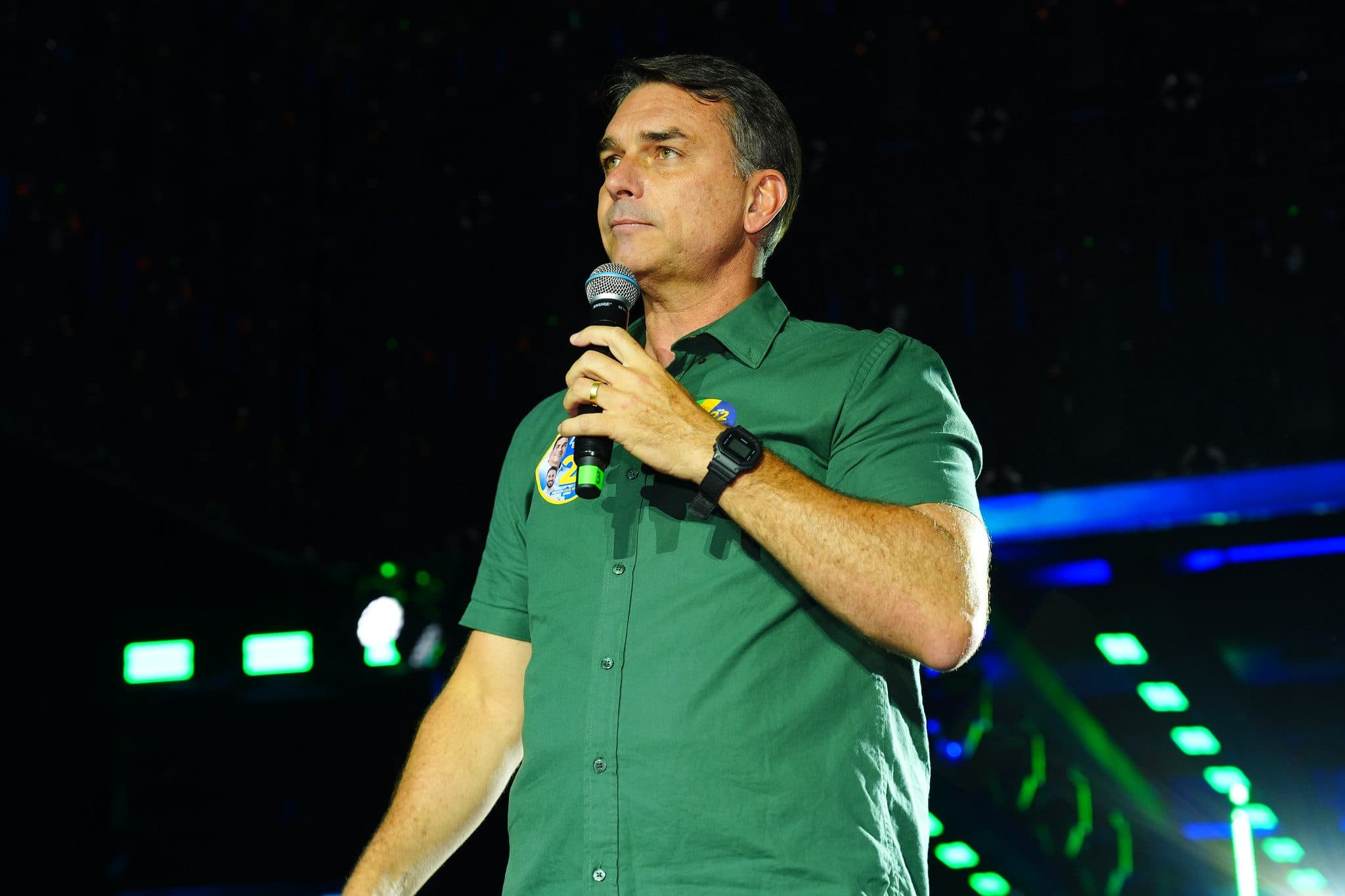 Flávio Bolsonaro pode ter deixado o Brasil após decisão do STF; autoridades investigam