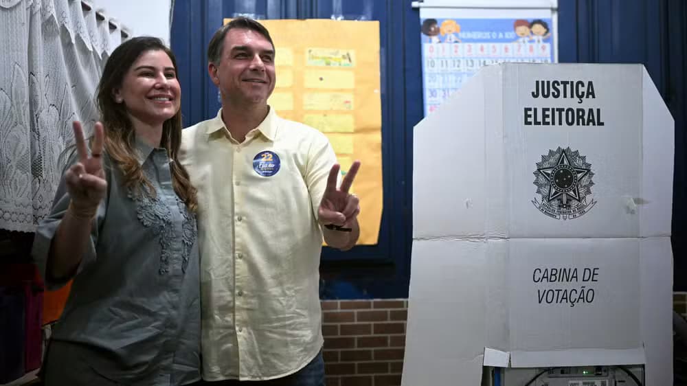 Flávio Bolsonaro vota no Rio e defende mudança: “O Brasil não aguenta mais"