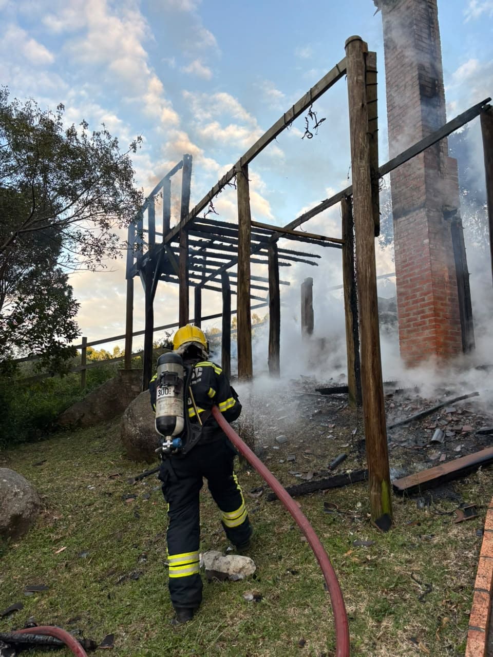Incêndio destrói residência e mobiliza bombeiros durante a madrugada