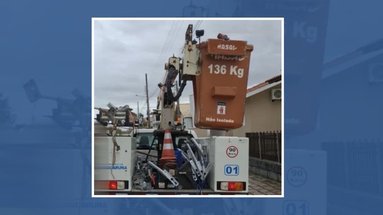 Servidores de prefeitura são flagrados furtando fios de cobre com carro oficial