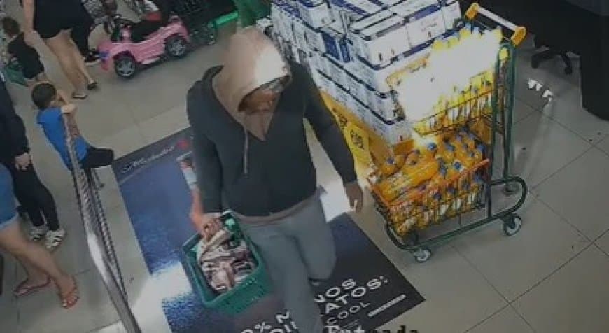 Homem é flagrado por câmeras de segurança furtando pacotes de picanha