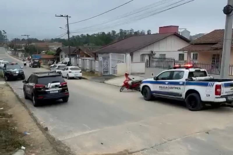 Homem invade casa, chuta espelho e morre após sofrer corte na perna