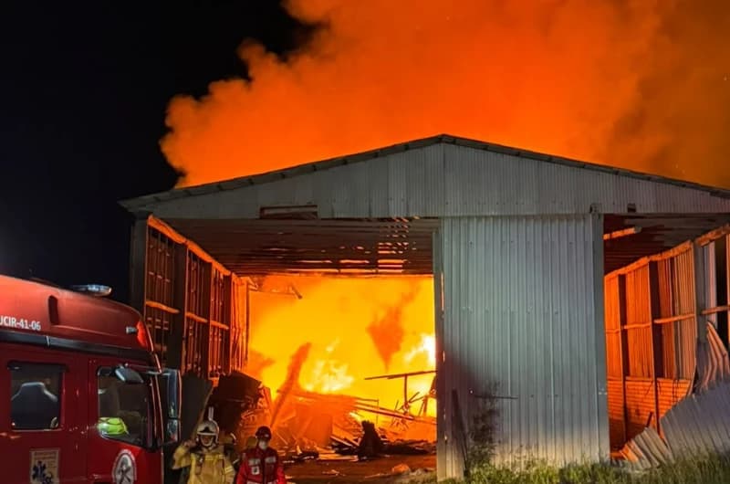 Incêndio destrói cerâmica desativada
