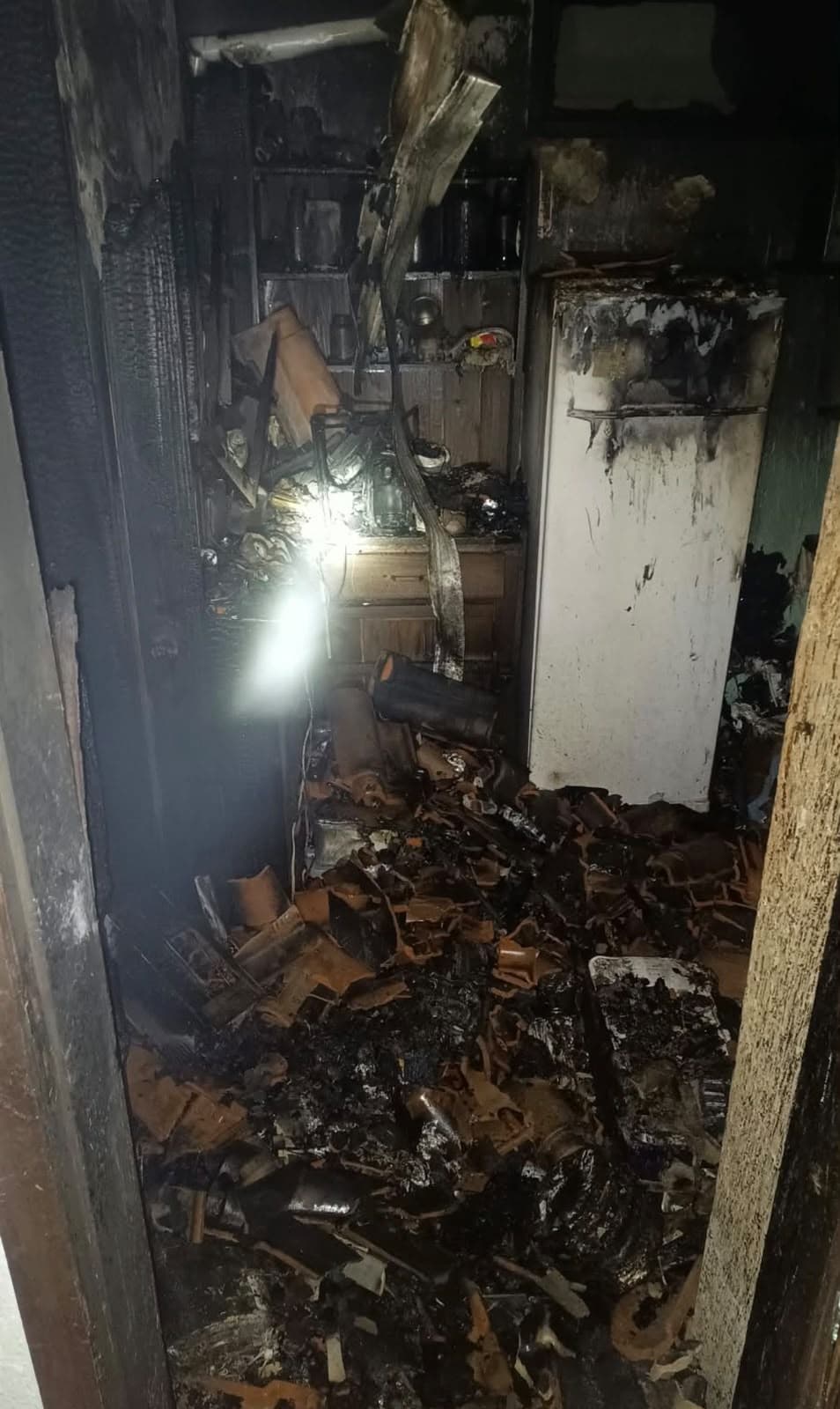Incêndio atinge residência após relato de oscilação na rede elétrica