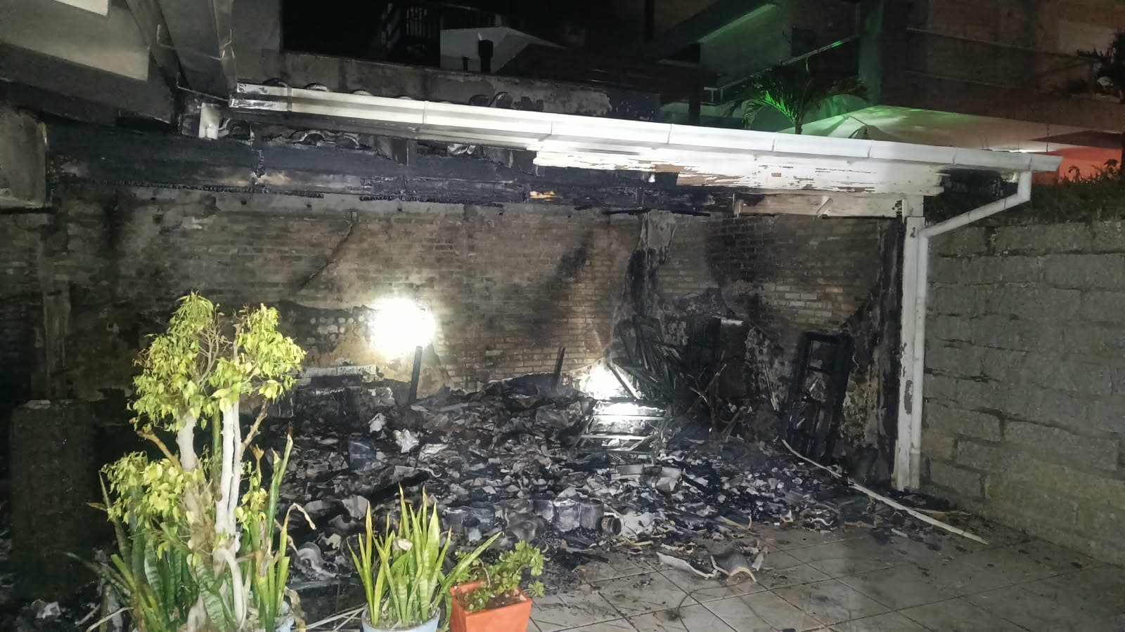 Fogo atinge residência vazia e destrói móveis e ferramentas
