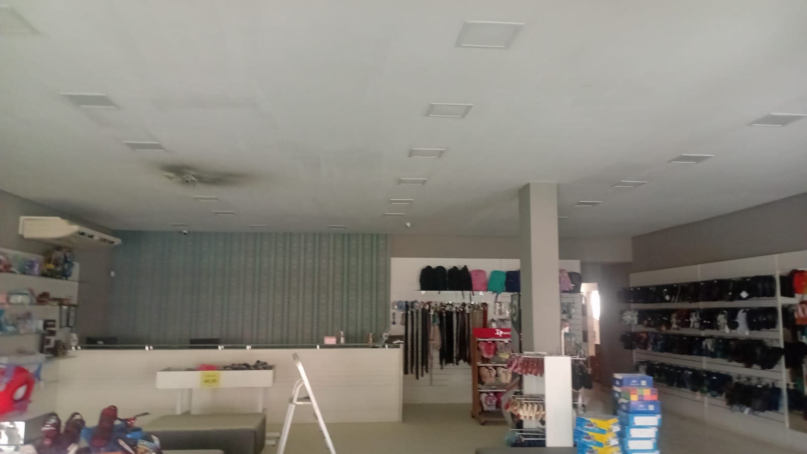 Funcionárias controlam incêndio antes que fogo atinja mercadorias de loja
