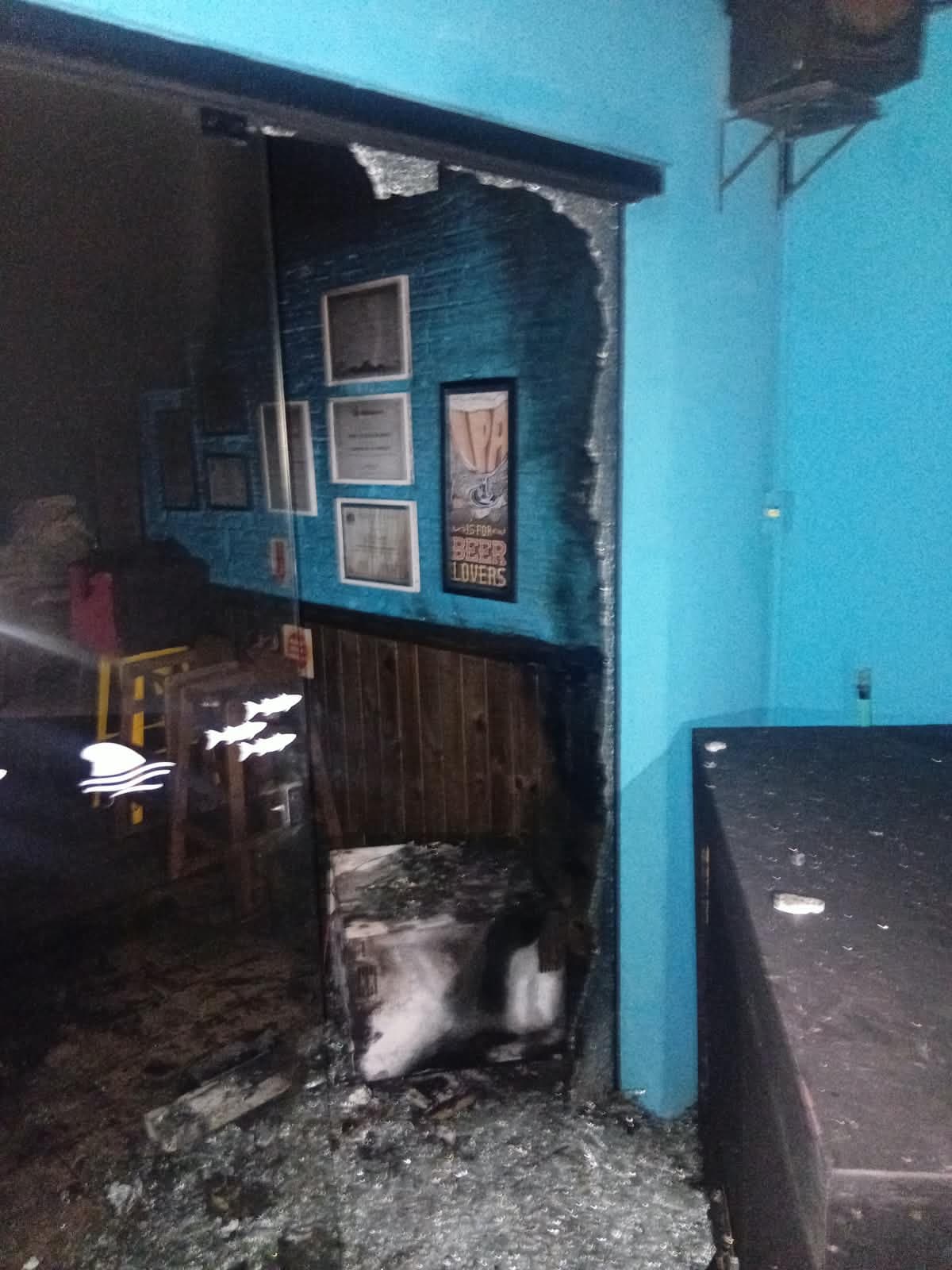 Incêndio atinge entrada de choperia durante a madrugada