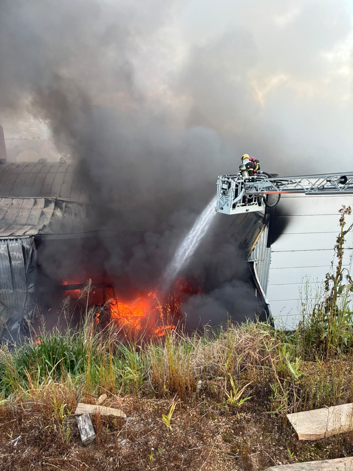 Incêndio destrói 100 toneladas de material em fábrica de ração