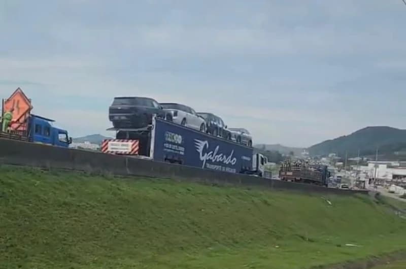 Caminhão se acidenta e espalha carga de tijolos na BR-101