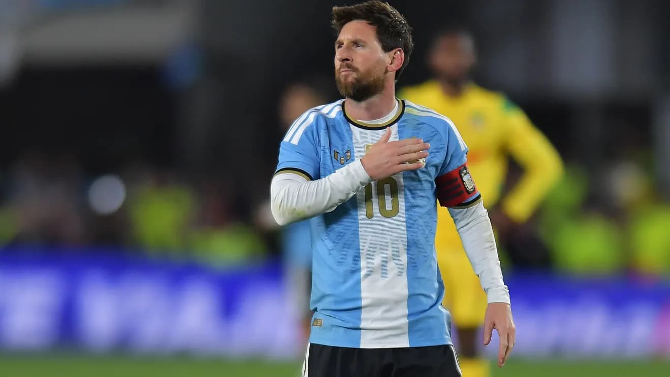 Messi se despede da Argentina com gol e emoção