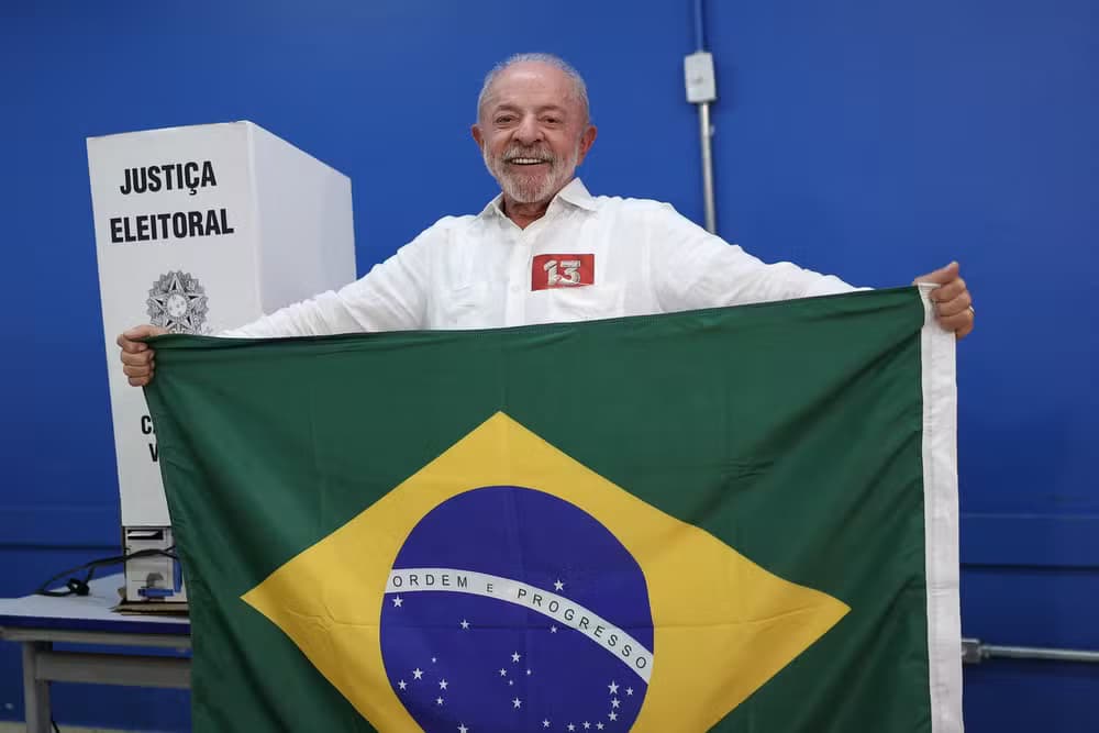 Lula vota em São Paulo e exalta manifestações de apoiadores