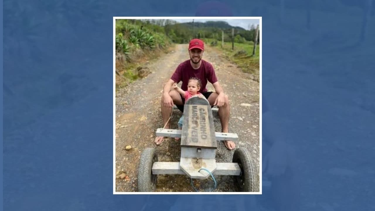 ▶️ "Marco Véio" vira pai e recria meme com carrinho de rolimã ao lado da filha
