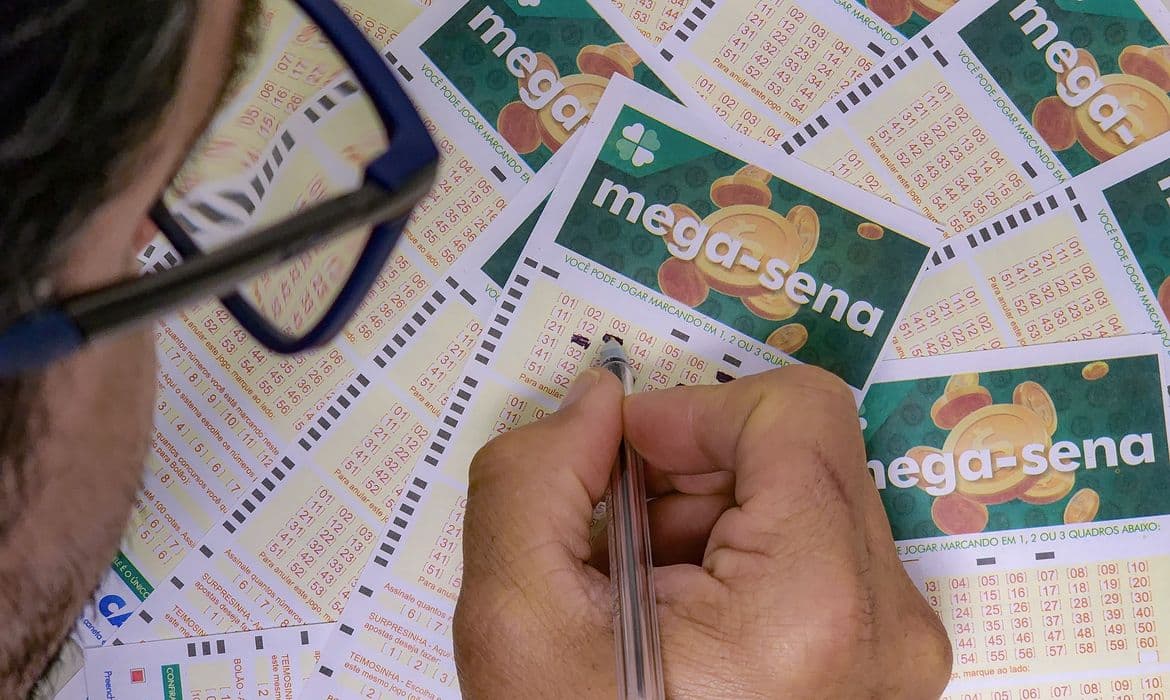 Mega-Sena acumula em R$ 230 milhões e terá sorteio antecipado por causa das eleições