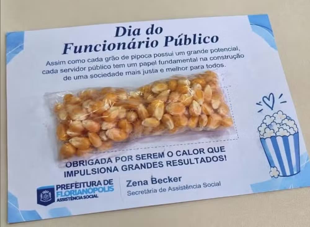 Prefeitura dá milho de pipoca a servidores e presente viraliza nas redes sociais