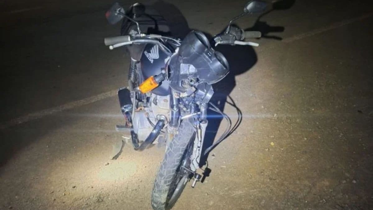 Motociclista sofre fraturas graves após tentar desviar de carro e atingir caminhonete