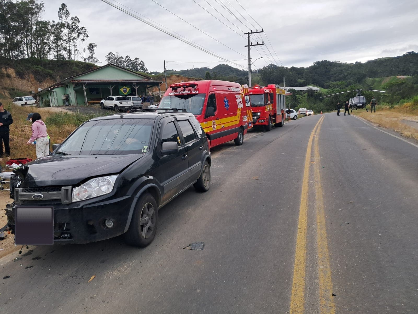 Motociclista de 57 anos sofre ferimentos graves e é levado de helicóptero ao hospital